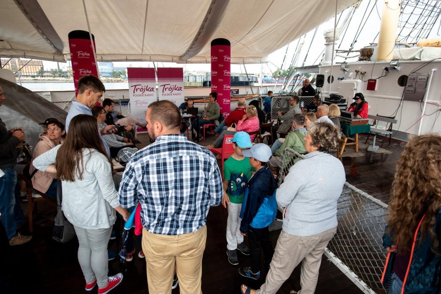 Plenerowe studia Polskiego Radia nadają z Gdyni przed „Lato z Radiem Festiwal”, fot. Dawid Linkowski