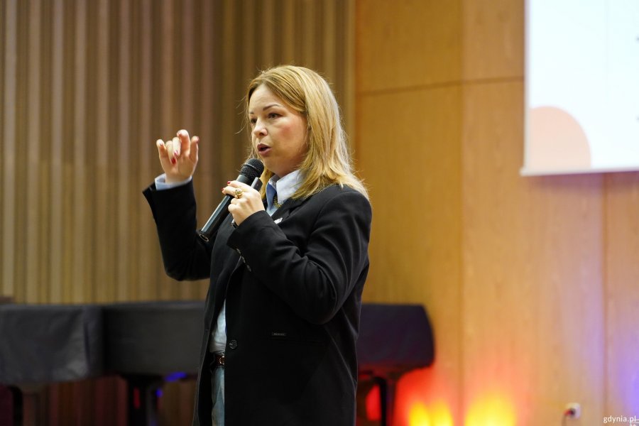 Oktawia Gorzeńska, wiceprezydentka Gdyni przemawia ze sceny w Szkole Muzycznej I i II stopnia