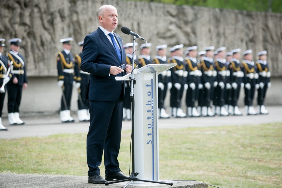 Piotr Tarnowski, dyrektor Muzeum Stutthof w Sztutowie, przemawiający podczas uroczystości z okazji 80. rocznicy wyzwolenia obozu koncentracyjnego Stutthof