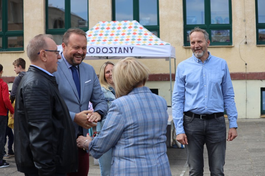 Otwarcie boiska świętowano hucznie w towarzystwie wiceprezydenta Marka Łucyka // fot. Dawid Kowalski/gdynia.pl