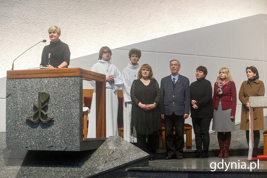 W mszy św. w intencji Gdyni uczestniczyli (od lewej): radni Elżbieta Raczyńska, Ewa Krym, Zenon Roda, Danuta Styk, Elżbieta Sierżęga - wiceprzewodnicząca Rady Miasta Gdyni i radna Anna Szpajer 