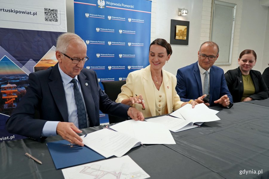 W podpisaniu umowy ws. finansowania i budowy łącznicy Obwodnicy Metropolii Tr&oacute;jmiejskiej uczestniczyli m.in. (od lewej): starosta kartuski Bogdan Łapa, wojewoda pomorska Beata Rutkiewicz, wicewojewoda pomorski Emil Rojek i prezydent Gdyni Aleksandra Kosiorek 