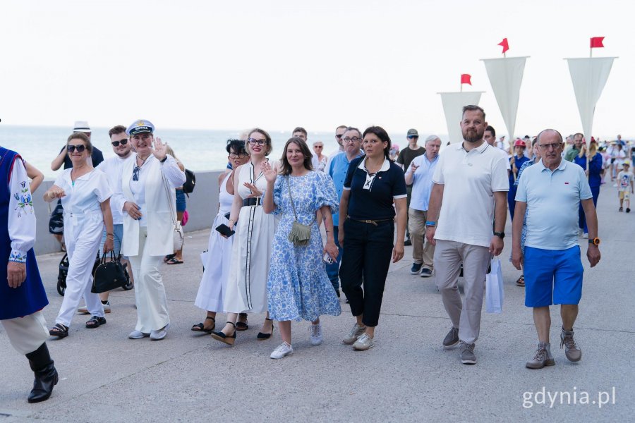 W paradzie udział wzięli m.in.: Hanna Wenda-Uszyńska, wnuczka Tadeusza Wendy, Maciej Zielonka, wiceprezydent Gdyni, Mariola Śrubarczyk-Cichowska, wiceprzewodnicząca Rady Miasta Gdyni oraz radni miasta: Teresa Bysewska, Agnieszka Tokarska, Monika Strzałkowska, Larysa Kramin, Dominik Aziewicz, Norbert Anisowicz i Łukasz Strzałkowski