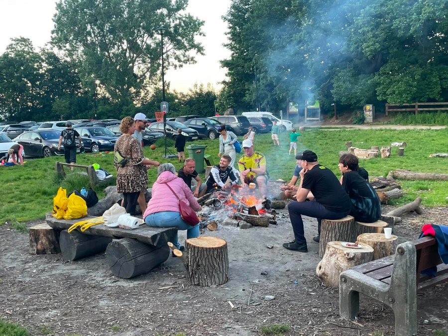 Rodziny przy ognisku na Polance Redłowskiej