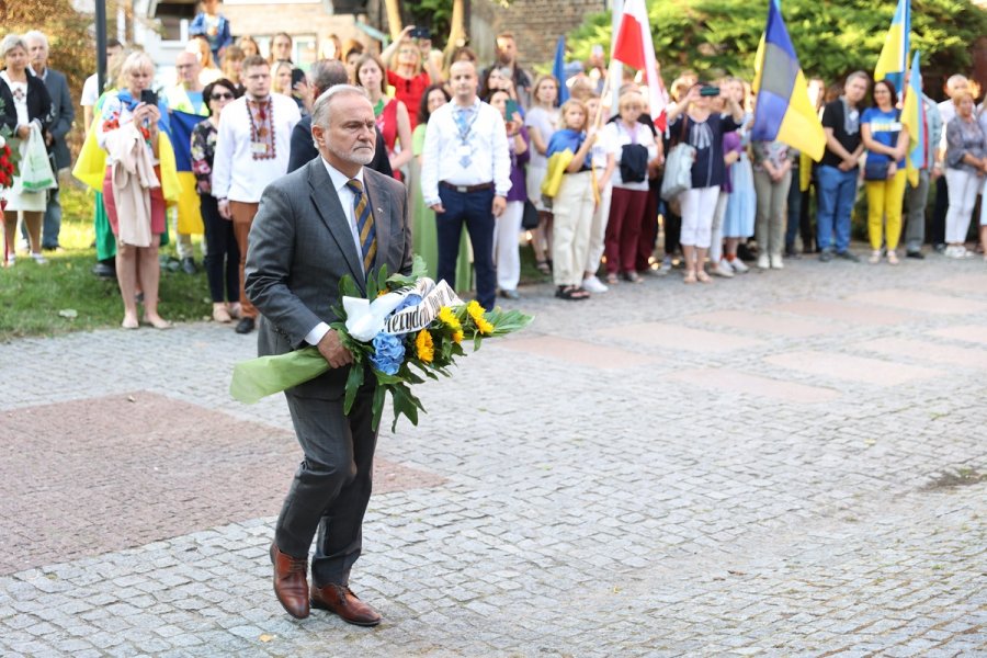 Obchody Święta Niepodległości Ukrainy w Gdańsku. Prezydent Gdyni Wojciech Szczurek składa kwiaty pod pomnikiem św. Włodzimierza Wielkiego. Fot. Dominik Paszliński/www.gdansk.pl