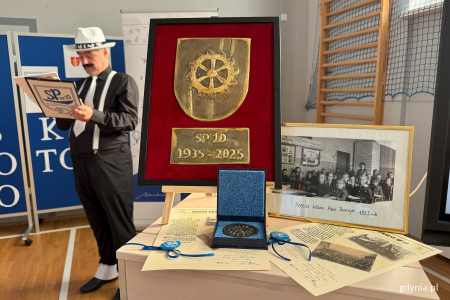 Ludzie podczas uroczystości jubileuszu 90-lecia SP 10 w Gdyni