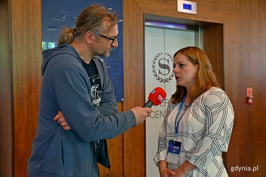 Prezydent Gdyni Aleksandra Kosiorek odpowiadająca na pytania dziennikarzy podczas Samorządowego Kongresu Finansowego „Local Trends”