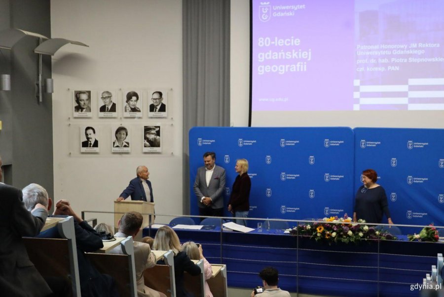Uroczystości odbyły się w audytorium Wydziału Oceanografii i Geografii Uniwersytetu Gdańskiego, kt&oacute;rego siedziba znajduje się w Gdyni, przy Al. Marszałka Piłsudskiego 46 w Gdyni (fot. Magdalena Starnawska)