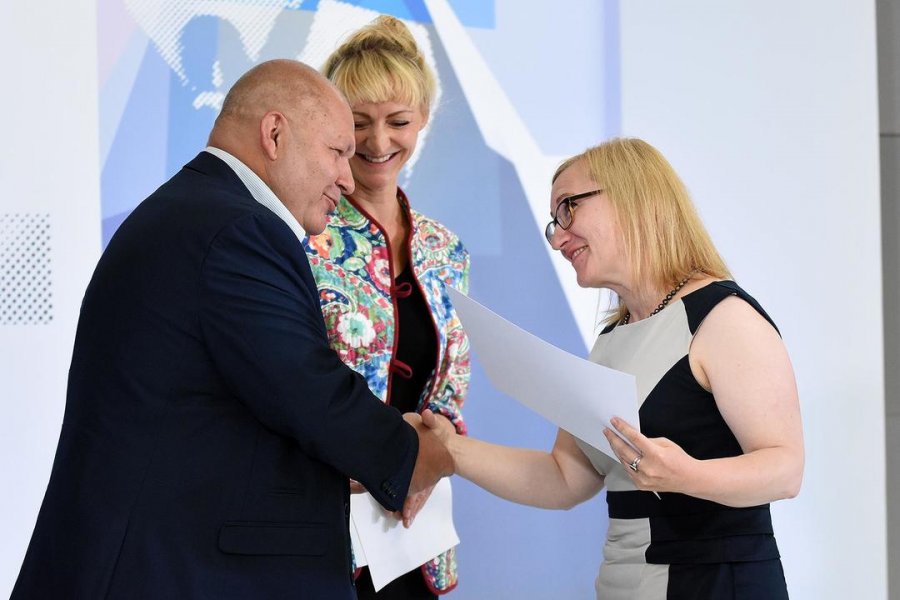 Wyróżnienie w kategorii dziennikarz medium polonijnego odbiera Beata Kost, dziennikarka z Ukrainy // fot. Michał Puszczewicz