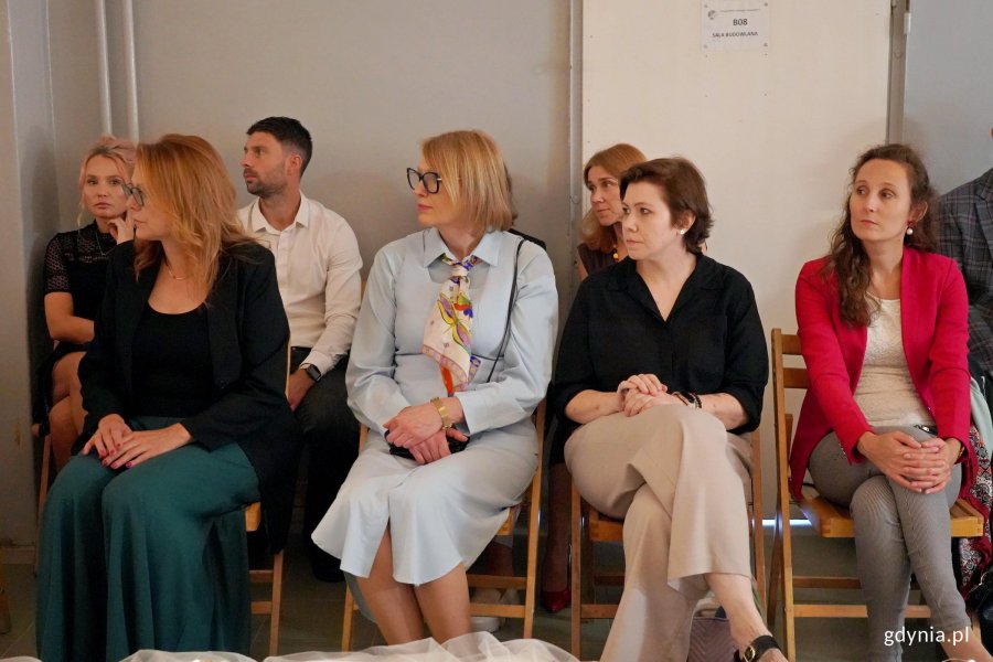 Uczestnicy obchod&oacute;w jubileuszu CKZiU nr 2 zgromadzeni w miejscu uroczystości 