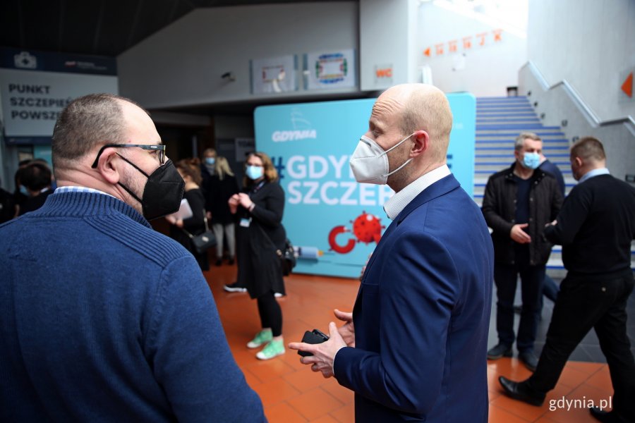 Wiceprezydent Bartosz Bartoszewicz podczas ostatnich przygotowań do szczepień w Gdynia Arenie, fot. Przemysław Kozłowski