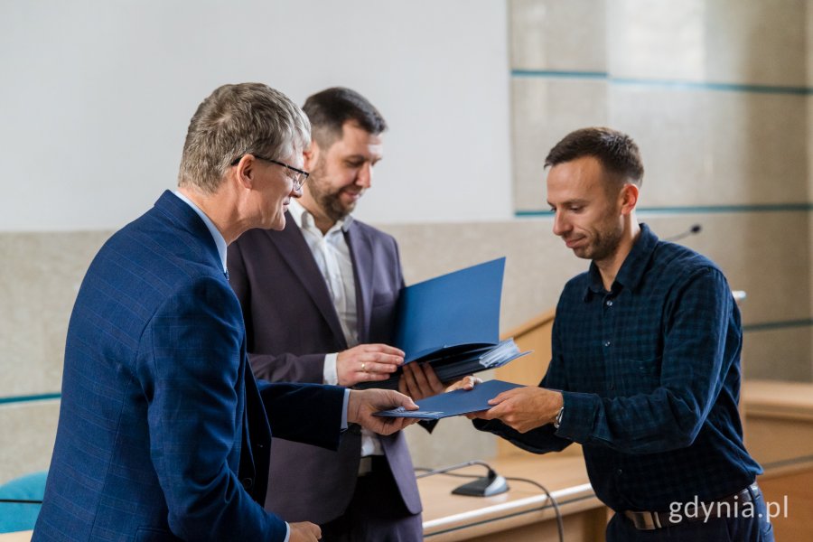 Maciej Budzisz, członek Rady ds. Mężczyzn w Gdyni, odbierający akt powołania z rąk wiceprezydenta Gdyni Rafała Geremka