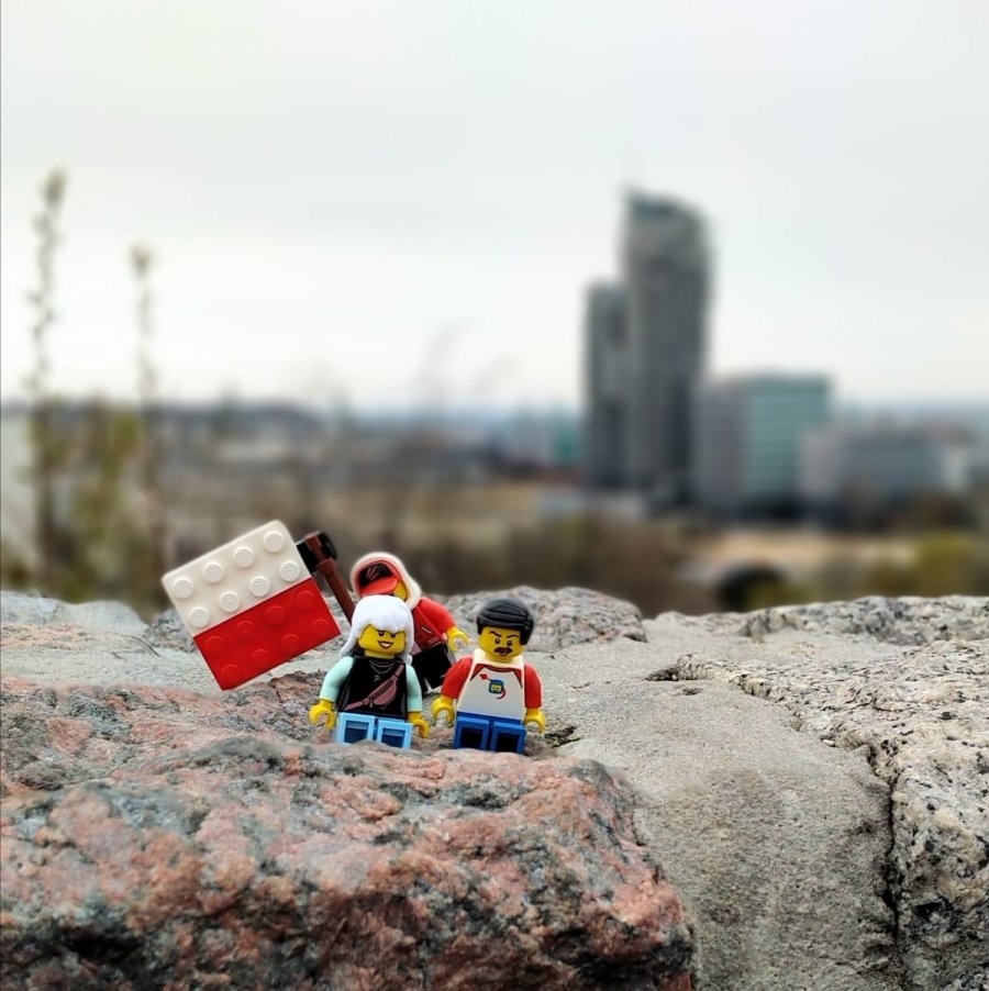 Trzy ludziki lego oraz polska flaga ułożona z lego, w tle widać charakterystyczny budynek SeaTowers. // fot. Magda Buze