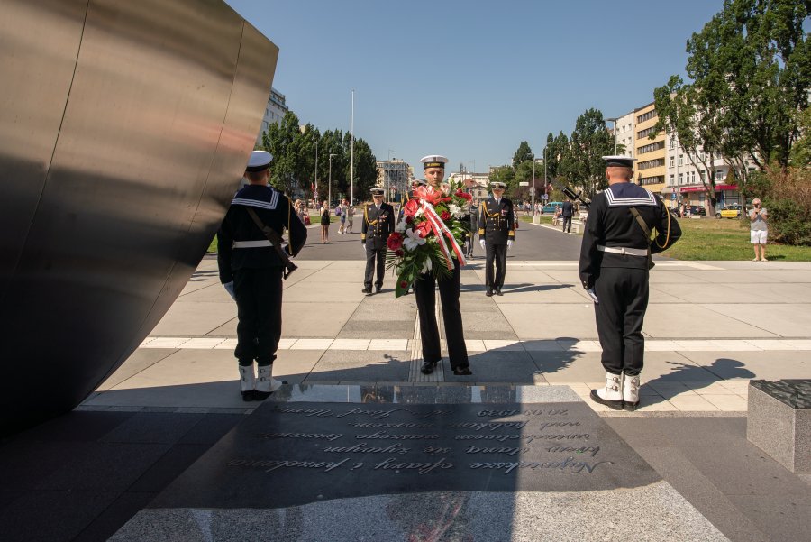 Złożenie kwiatów pod pomnikiem Polski Morskiej // fot. Anna Rezulak