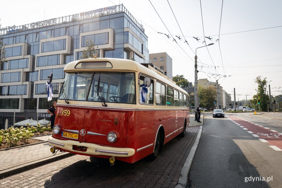 Stary trolejbus na ulicy miasta.