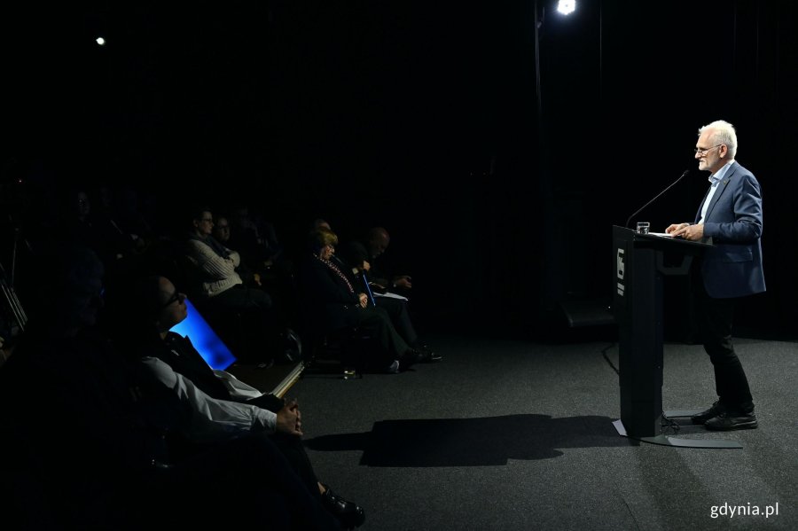 Aleś Bialacki &ndash; białoruski obrońca praw człowieka i laureat Pokojowej Nagrody Nobla przemawiający podczas forum Horizons of Peace w Konsulacie Kultury 
