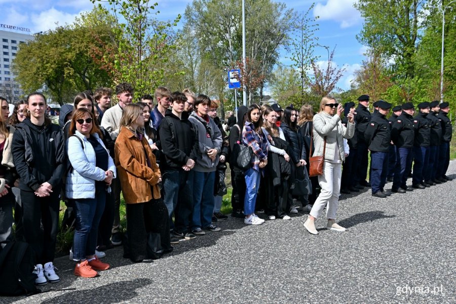 Uczniowie i grono pedagogiczne z Zespołu Szkół Administracyjno-Ekonomicznych w Gdyni, a także marynarze reprezentujący okręt ORP „Błyskawica” podczas wernisażu wystawy gdańskiego IPN-u „«Sąd nie powinien wyrzec się stosowania terroru...». Sąd Marynarki Wojennej 1945–1990” 