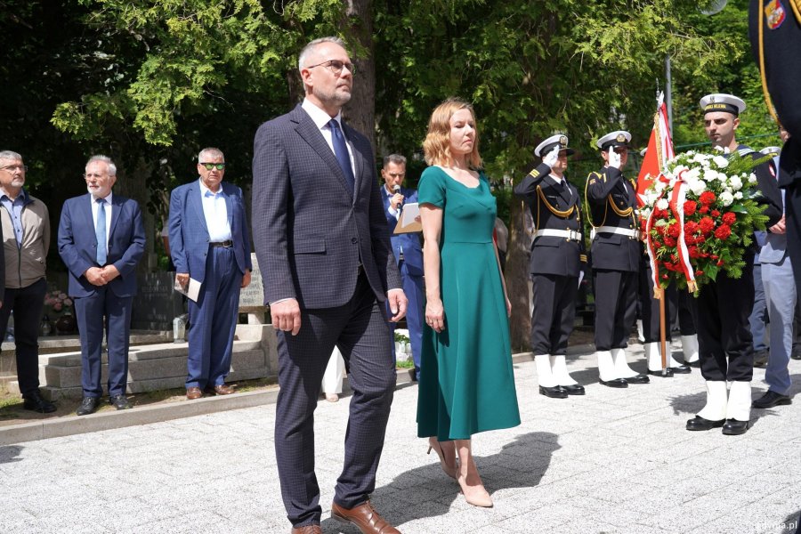 Kobieta i mężczyzna w eleganckich strojach
