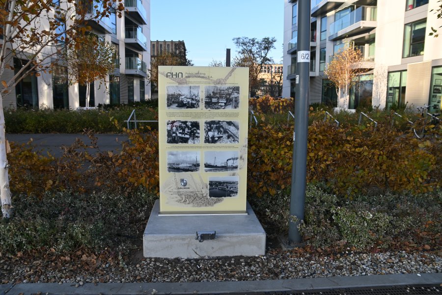 Pamiątkowa tablica stanęła tuż przy deptaku 