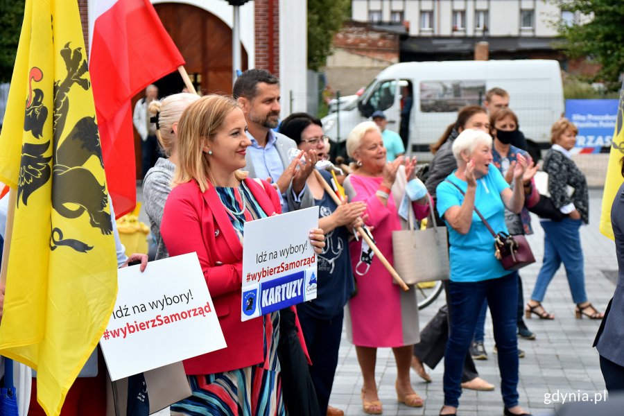 Samorządowcy na rynku w Pucku podsumowali akcję profrekwencyjną Obszaru Metropolitalnego Gdańsk-Gdynia-Sopot, fot. Kamil Złoch