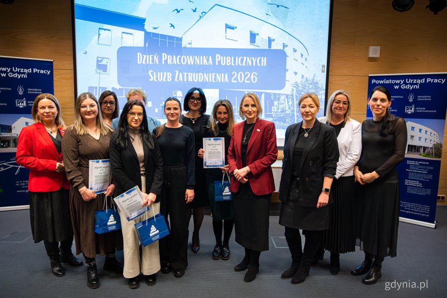 Nagrodzeni pracownicy z wiceprezydentką Gdyni Oktawią Gorzeńską (z lewej) i dyrektor Powiatowego Urzędu Pracy w Gdyni Jolantą Kluze (czwarta z prawej). Spotkanie pracownik&oacute;w Powiatowego Urzędu Pracy w Gdyni z okazji Dnia Pracownika Publicznych Służb Zatrudnienia (fot. Kamil Złoch)