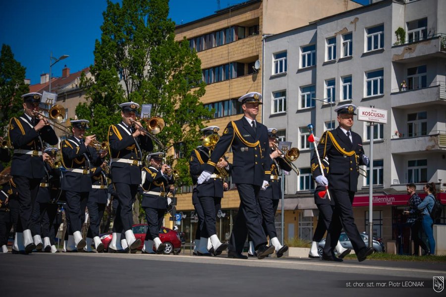 Gdyńskie obchody Międzynarodowego Dnia Uczestników Misji Pokojowych ONZ oraz Dnia Weterana Działań poza Granicami Państwa przed pomnikiem Polski Morskiej. Fot. st. chor. szt. mar. Piotr Leoniak