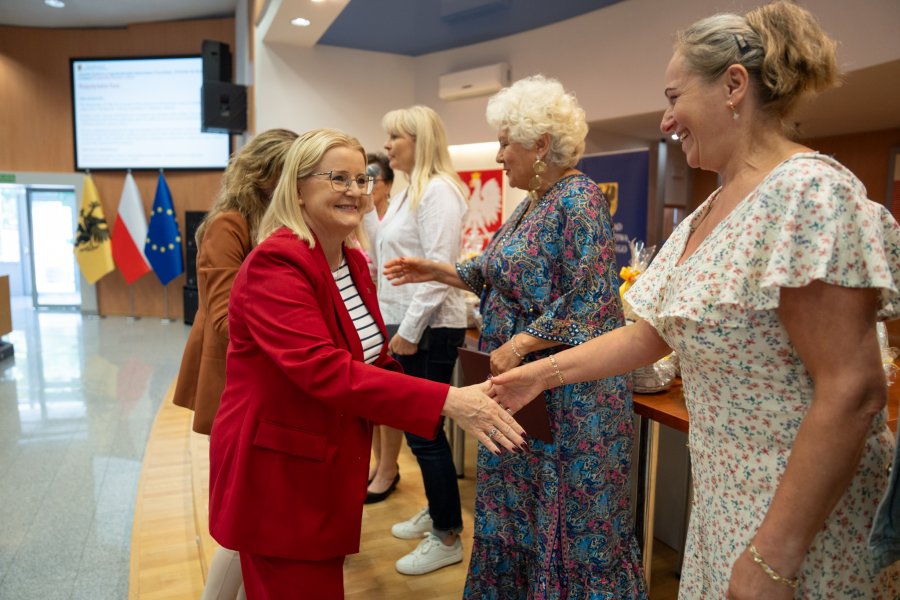 Na zdjęciu: członkini zarządu wojew&oacute;dztwa pomorskiego Agnieszka Baranowska wraz z tegorocznymi laureatami (fot. Jacek Sowa/UMWP)