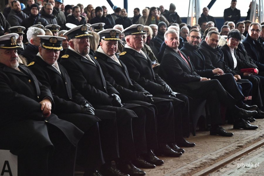 Na zdjęciu m.in. podsekretarz stanu w Ministerstwie Obrony Narodowej Stanisław Wziątek, członki zarządu PGZ Stoczni Wojennej Beata Koniarska wraz z generałami i oficerami (fot. Magdalena Starnawska)