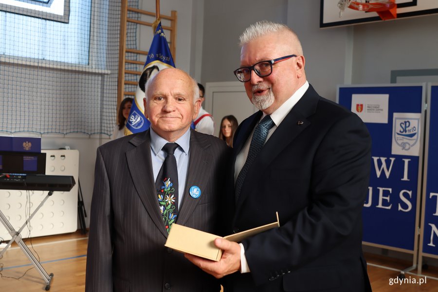 Ludzie podczas uroczystości jubileuszu 90-lecia SP 10 w Gdyni