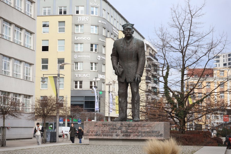 Na ulicy Świętojańskiej zawisły flagi w kaszubskich barwach i z motywem kaszubskiego haftu z okazji Dnia Jedności Kaszub&oacute;w 