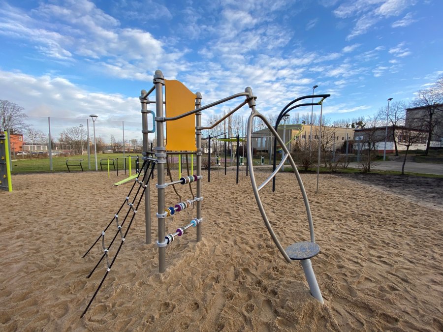 Wielofunkcyjny zestaw sprawnościowy z trójkątnym balkonem, karuzelą piruet, drabinką linową, zjeżdżalnią rurową/ fot. ZDiZ