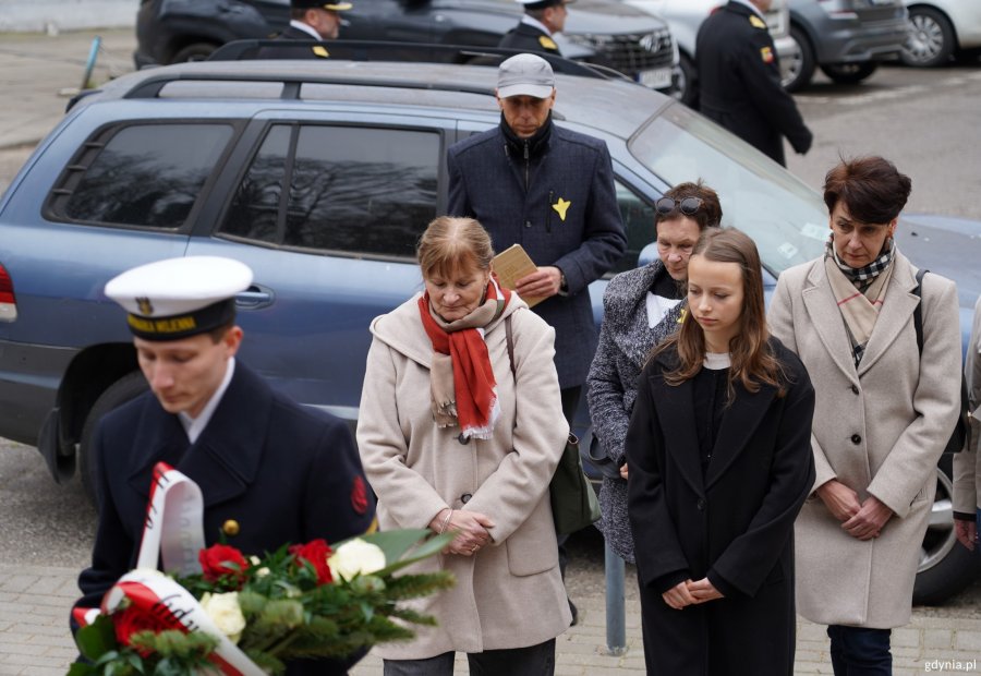 Kwiaty składają przedstawiciele II Liceum Og&oacute;lnokształcącego w Gdyni