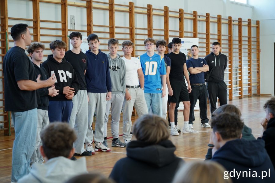 Influencer AJ z uczniami w Zespole Szkół Ekologiczno-Transportowych w Gdyni 