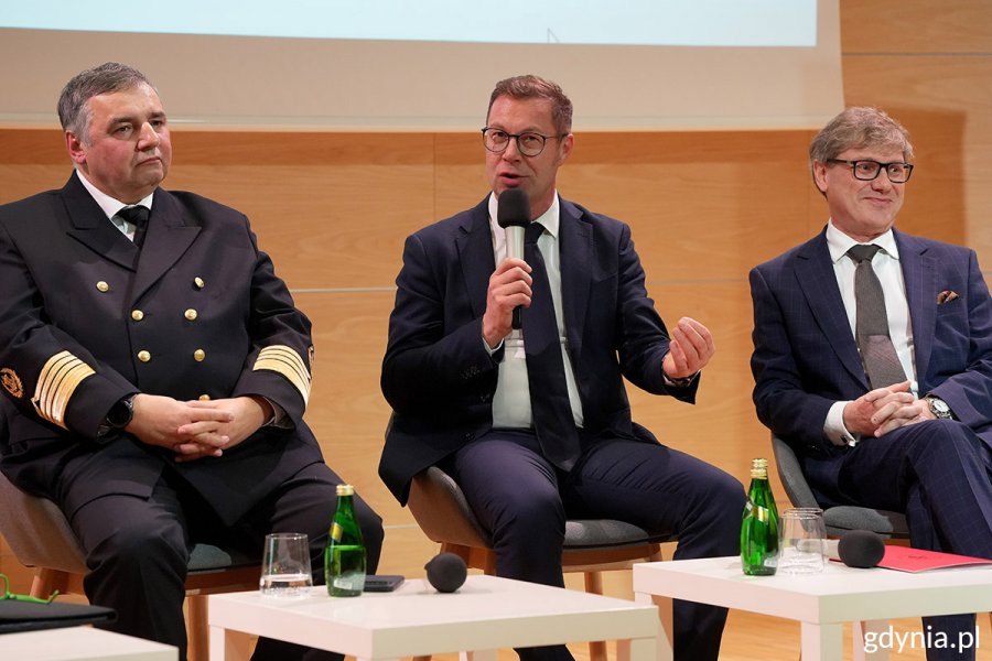 Debata rektor&oacute;w "Gdynia! Wyb&oacute;r na dziś. Miasto na jutro". Na zdjęciu rektorzy gdyńskich uczelni: prof. dr hab. inż. kpt. ż.w. Adam Weintrit z Uniwersytetu Morskiego, dr hab. Artur Kozłowski z WSB Merito i dr Tomasz Białas z Wyższej Szkoły Administracji i Biznesu im. Eugeniusza Kwiatkowskiego 