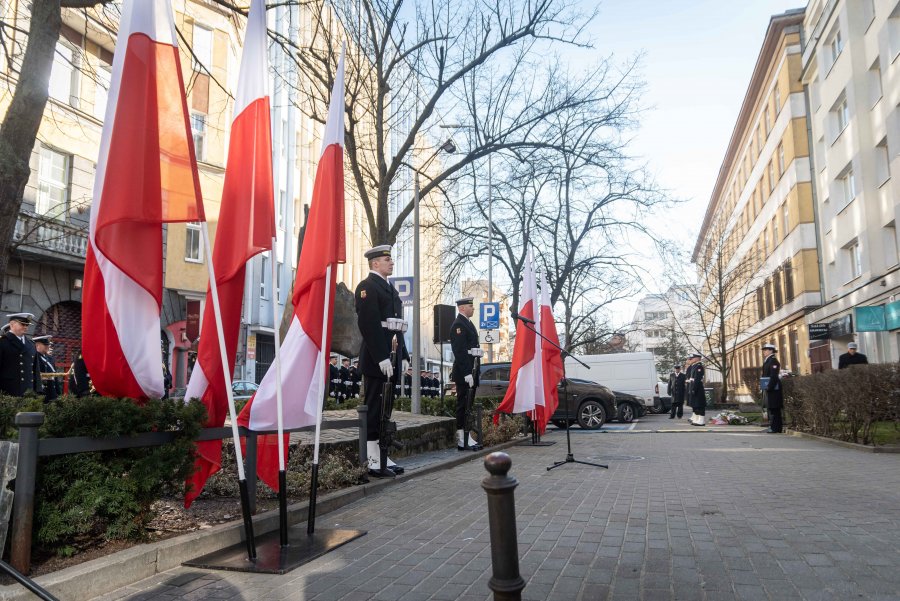 Posterunek honorowy przy pomniku Ofiar Terroru Komunistycznego w Gdyni. Po obu stronach pomnika powiewają biało-czerwone flagi // fot. Kamil Złoch