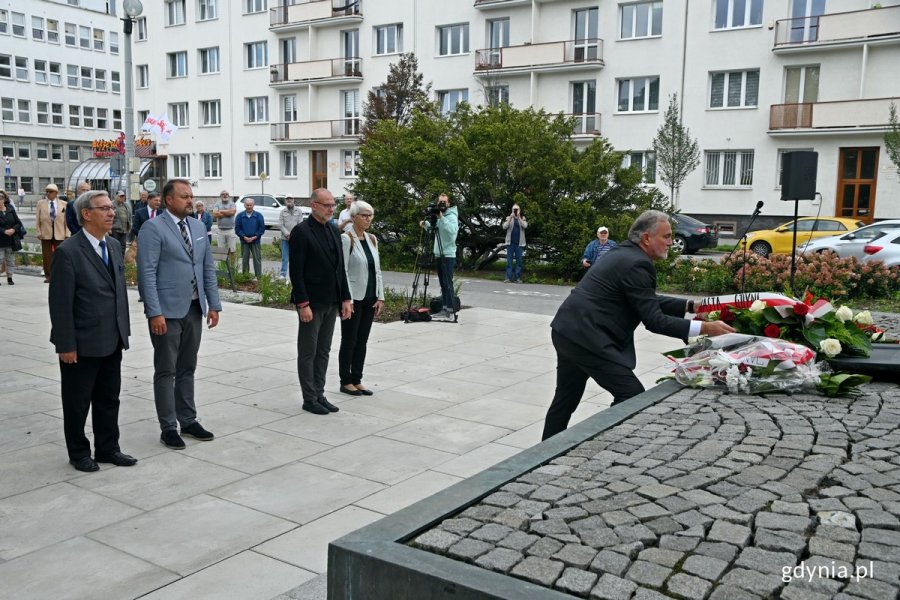 Przy płycie pomnika prezydent Wojciech Szczurek. Za nim ustawienia w szeregu (od prawej): Joanna Zielińska - przewodnicząca Rady Miasta Gdyni, wiceprezydenci Michał Guć i Marek Łucyk oraz radny Zenon Roda, czyli delegacja gdyńskich samorządowców składająca kwiaty przed pomnikiem Ofiar Grudnia 1970 roku na placu Wolnej Polski podczas obchodów 43. rocznicy strajków sierpniowych i podpisania porozumień sierpniowych // fot. Magdalena Czernek