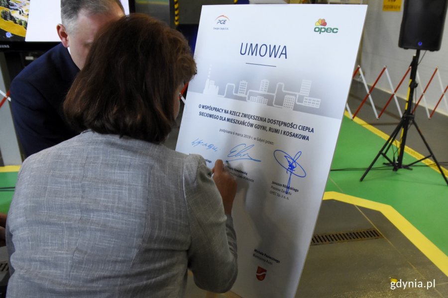 Podpis złożyła m.in. Elżbieta Kowalewska, dyrektor PGE Energia Ciepła Oddział Wybrzeże, fot. Jan Ziarnicki.