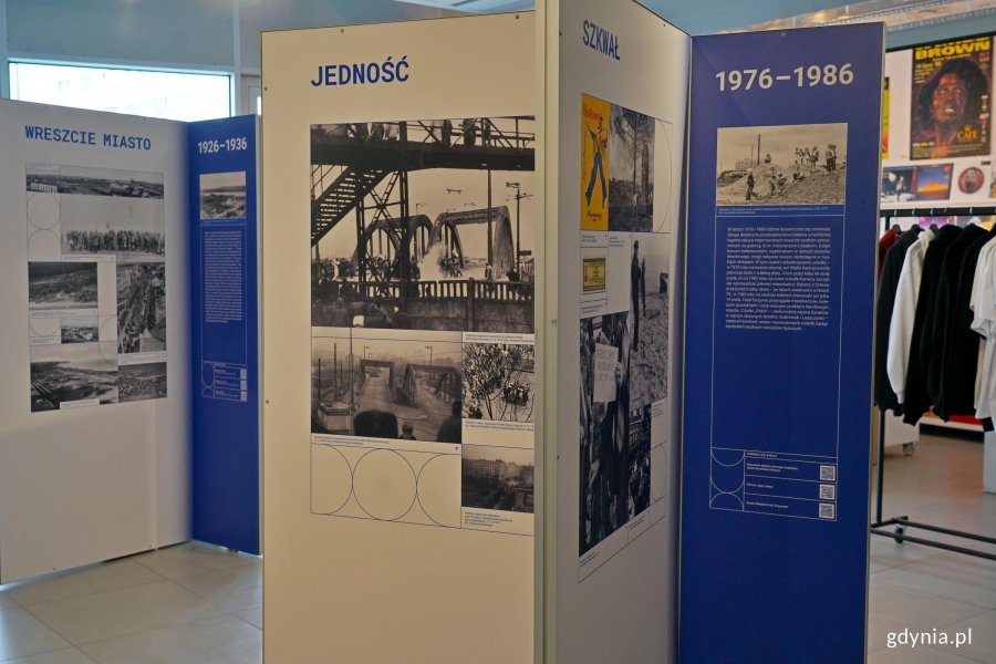 Ekspozytory z wystawą &bdquo;Gdynia x 10&rdquo; w Galerii Gdyńskiego Centrum Filmowego im. Leszka Kopcia 