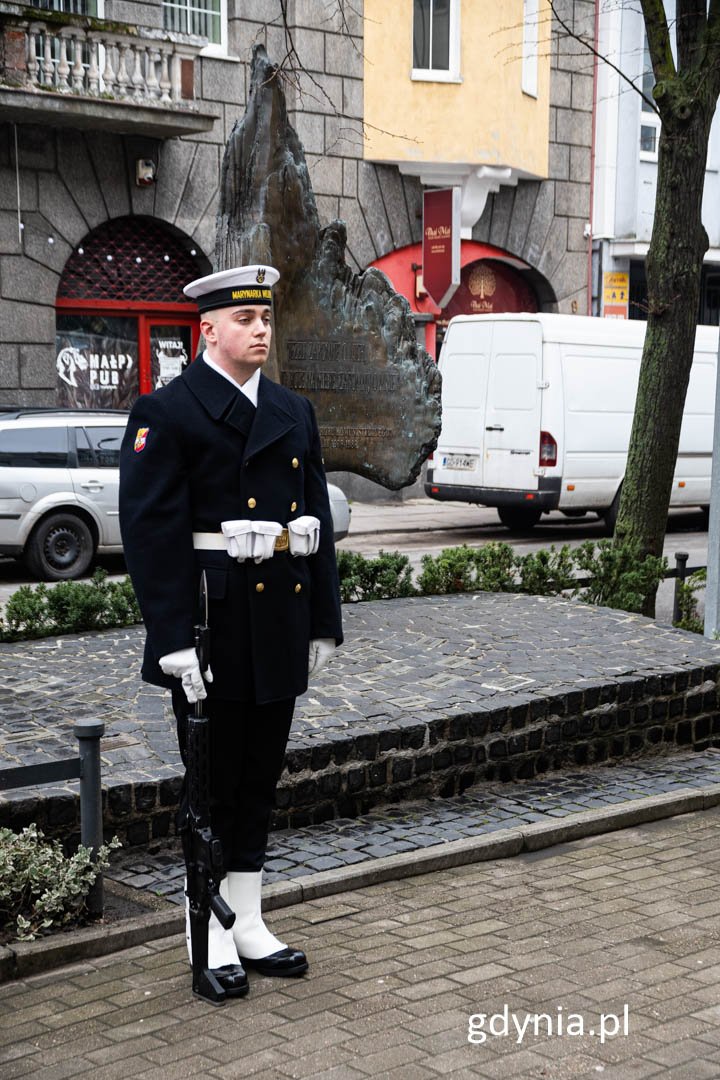 Warta honorowa pod pomnikiem "Ofiar terroru komunistycznego" w dniu pamięci o żołnierzach wyklętych, fot. Michał Sałata