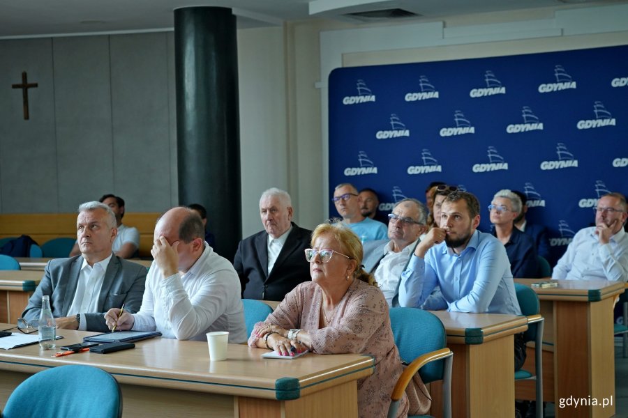 Uczestnicy spotkania w sprawie projektu zagospodarowania przestrzennego części dzielnicy Oksywie w sali obrad Rady Miasta Gdyni 