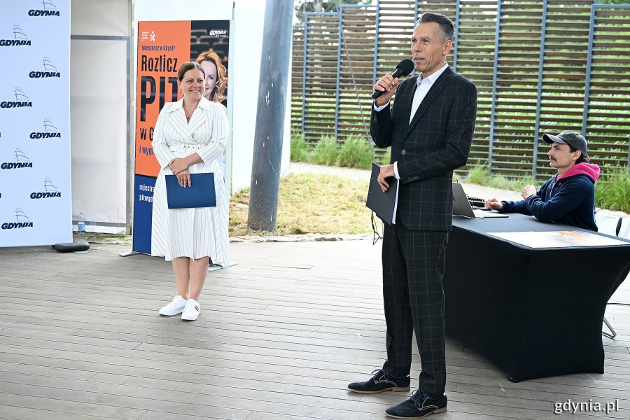 Prezydent Gdyni Aleksandra Kosiorek i prowadzący wydarzenie Krzysztof Dąbrowski podczas wręczenia nagród w loterii „Rozlicz PIT w Gdyni” w amfiteatrze na Kamiennej Górze 