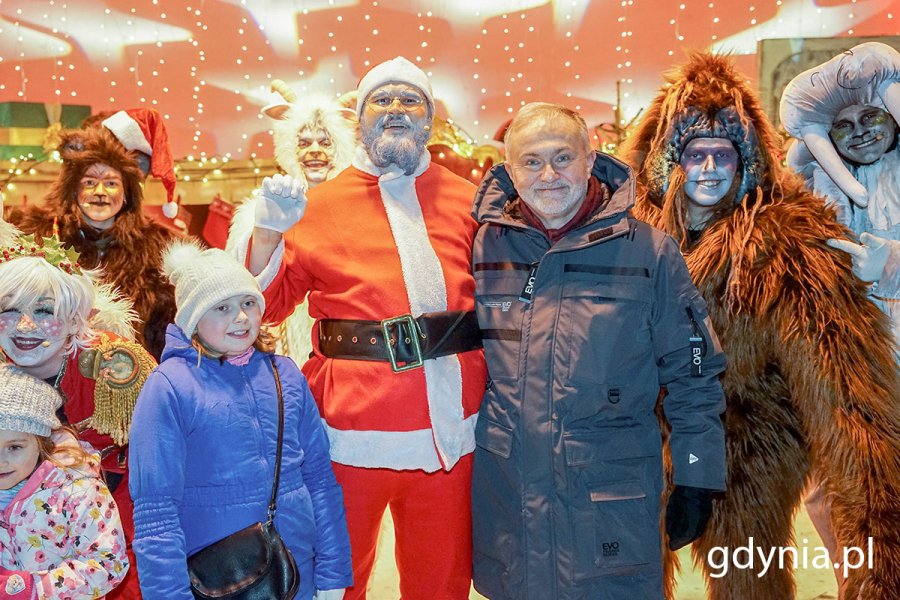 Prezydent Gdyni Wojciech Szczurek wraz z Mikołajem, zwierzętami i młodymi gdynianami podczas zabawy mikołajkowej na placu Grunwaldzkim