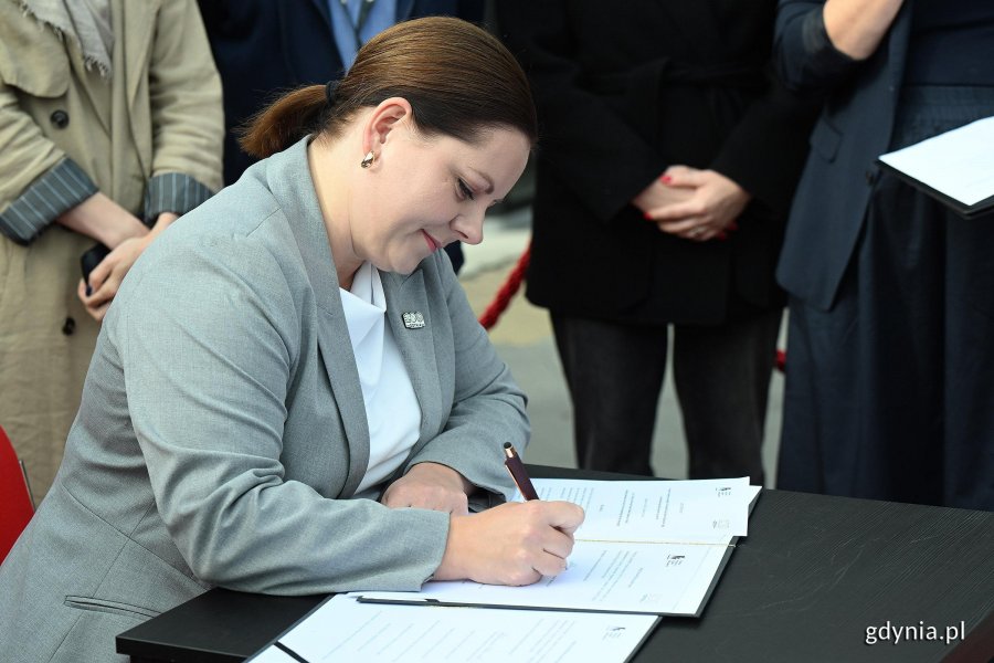 Prezydent Gdyni Aleksandra Kosiorek podpisuje list intencyjny