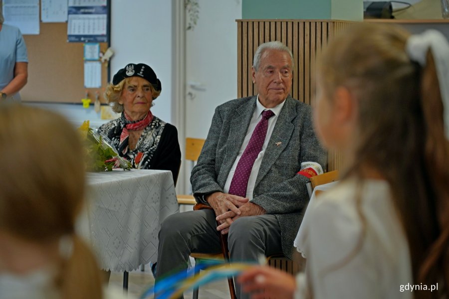 Krystyna Kodymowska – uczestniczka powstania warszawskiego i Andrzej Krajniak ze stowarzyszenia Gdynian Wysiedlonych podczas uroczystości z okazji 101. urodzin Krystyny Cembrzyńskiej-Piłat