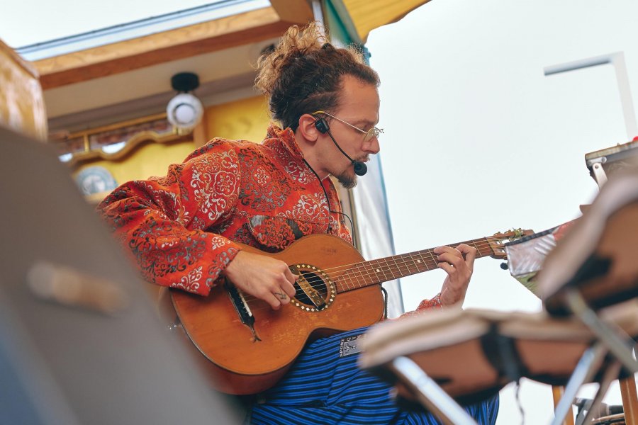 Artysta z gitarą