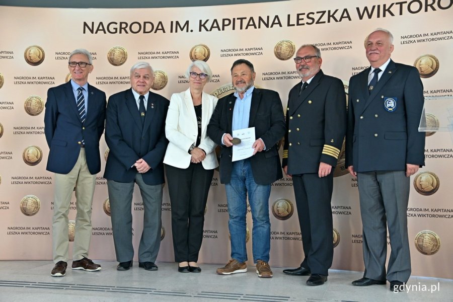 Od lewej: Waldemar Heflich z Press Clubu Polska, Marek Brągoszewski z Bractwa Kaphornowców, Joanna Zielińska - członkini kapituły i radna Gdyni, kpt. Jerzy Jaszczuk - laureat Nagrody im. Kapitana Leszka Wiktorowicza, kpt. ż. w. Mariusz Wiktorowicz – syn kapitana Wiktorowicza i przewodniczący kapituły oraz Marek Padjas z Bractwa Kaphornowców