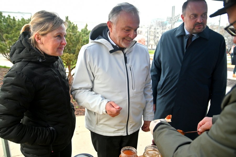 Beata Nawrocka, Wojciech Szczurek i Marek Łucyk na stoiku pszczelarzy. Fot. Zygmunt Gołąb