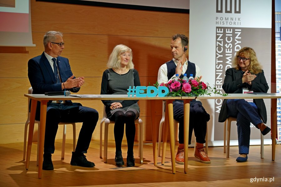 Od lewej: dr hab. inż. arch. Robert Hirsch – miejski konserwator zabytków w Gdyni, laureaci Medalu Prezydenta Gdyni „Civitas e Mari”: Jolanta Barton-Piórkowska i prof, Edward Denison oraz Joanna Leman – kierowniczka Referatu Współpracy z Zagranicą Urzędu Miasta Gdyni podczas drugiego dnia 10. edycji konferencji „Modernizm w Europie – modernizm w Gdyni”
