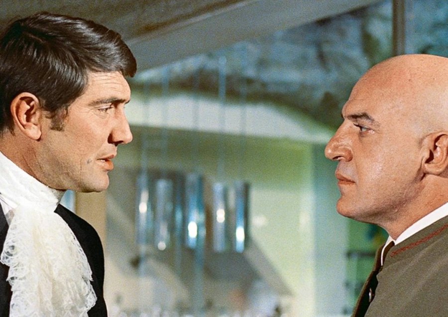 Po Seanie Connerym, przyszła pora na jedynego Australijczyka w roli agenta 007 - George'a Lazenby. Natomiast Ernsta zagrał Telly Savalas