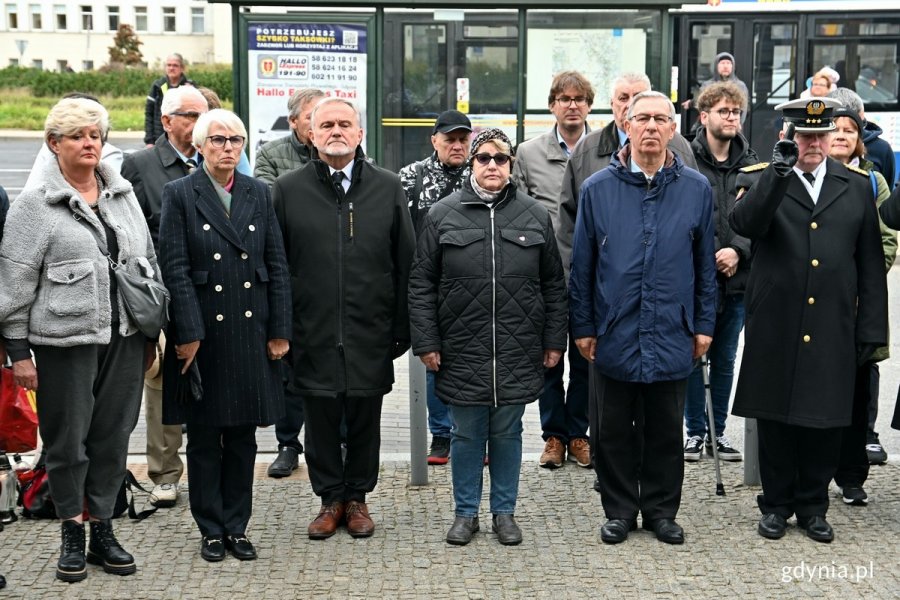 Od lewej:  radna Elżbieta Raczyńska, Joanna Zielińska - przewodnicząca Rady Miasta Gdyni, Wojciech Szczurek - prezydent Gdyni, posłanka Henryka Krzywonos-Strycharska i radny Zenon Roda podczas uroczystości upamiętniających 84. rocznicę wysiedlenia ludności polskiej z Gdyni 